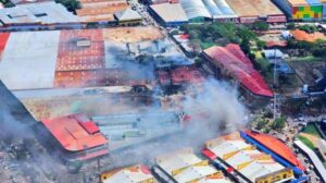 Bomberos identifican el sector de plásticos y pirotecnia como posible origen del incendio en Barrio Lindo