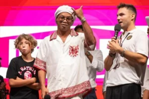 Ronaldinho llega a Italia para su presentación como nuevo jugador del Ravenna