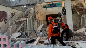 Indonesia eleva a 38 los muertos tras terremoto de magnitud 7,7