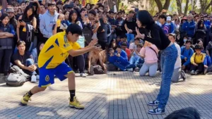 “Farmear aura”: la tendencia viral que llega a las plazas de Bolivia