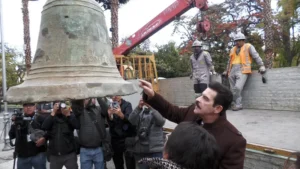 Retiran campana de la Catedral de Cochabamba para su restauración