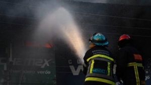 Controlan avance del incendio en la feria Barrio Lindo
