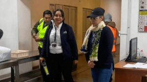 Exdirectora jurídica de YPFB llega a La Paz tras ser aprehendida por el caso “gasolina basura”