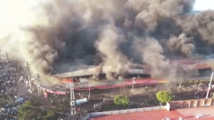 Incendio afecta al menos 10.000 puestos en la feria Barrio Lindo