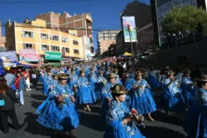 La Paz vive la Entrada del Gran Poder con miles de danzarines y músicos