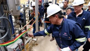 Bolivia aumentará producción en refinerías, pero mantendrá importación de combustibles