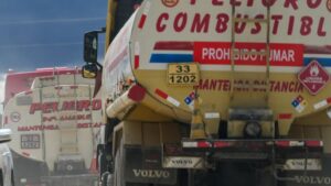 YPFB detecta irregularidades en una cisterna e ingreso de agua al sistema de almacenamiento
