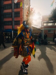 Fotografía móvil retrata la riqueza del folklore boliviano a través de danzas y colores.