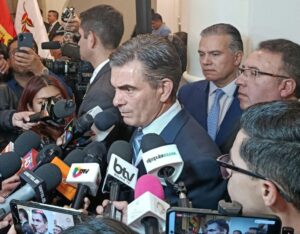 Paz pide debatir proyecto para legalizar autos chutos y cuestiona la subvención