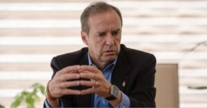 Tuto Quiroga plantea reforma parcial de la Constitución con 111 artículos