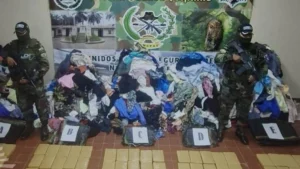 Incautan 100 paquetes de marihuana ocultos entre ropa usada