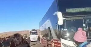 Bus con 35 pasajeros es atacado en Uyuni en medio de conflicto entre transportistas