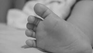 Hallan sin vida a bebé de siete meses enterrada bajo unas gradas en La Paz