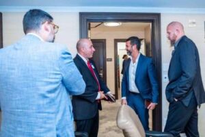 Beller difunde fotografías de Cerimedo con Donald Trump Jr. y cuestiona veto a Mariaca