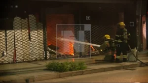 Incendio afecta edificio abandonado en Santa Cruz