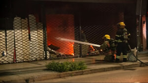 Incendio afecta edificio abandonado en Santa Cruz