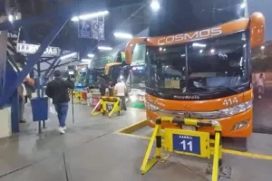 Bloqueos obligan a desviar viajes entre Cochabamba y Santa Cruz por la ruta antigua
