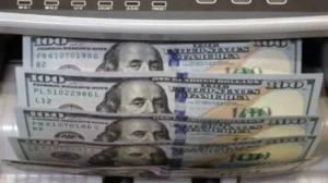 Dólar oficial baja a Bs 11,90 este viernes en Bolivia