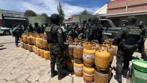 Decomisan 300 garrafas de gas y 250 litros de combustible durante operativo en El Alto