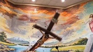 Sacerdote fallece tras la caída de una cruz durante una misa en Ecuador