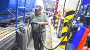 Casi dos de cada 10 vehículos de transporte público funcionan a diésel en Bolivia