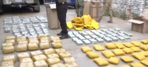 Policía encuentra 346 paquetes de presunta marihuana en vehículo abandonado en Santa Cruz