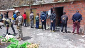 Operativo contra la minería ilegal en Sorata deja 22 aprehendidos y ocho armas incautadas
