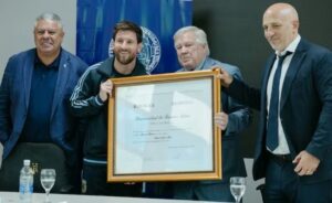 Lionel Messi recibe la máxima distinción de la Universidad de Buenos Aires