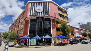 Feria universitaria promueve el pluralismo jurídico y la diversidad cultural de Bolivia