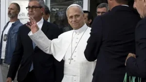 El papa León XIV recibe el alta y regresa al Vaticano