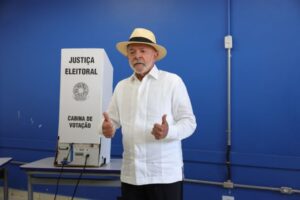 Lula vota confiado en ganar las elecciones presidenciales de Brasil
