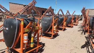 Productores de quinua de Oruro reciben maquinaria para mejorar su producción