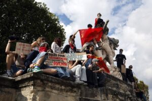 Decenas de miles de personas se movilizan en protestas estudiantiles en Francia