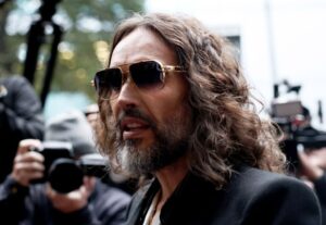 Russell Brand enfrenta juicio en Reino Unido por presuntos delitos sexuales contra seis mujeres