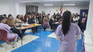 Carrera de Nutrición de la UTO orienta a padres de familia sobre alimentación infantil