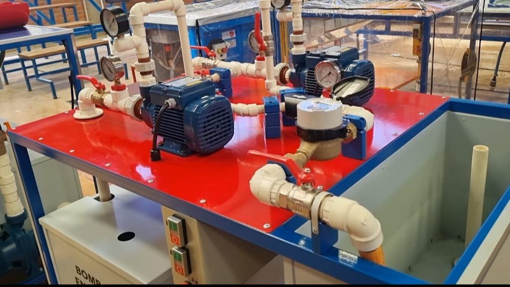La Universidad Técnica de Oruro fortaleció el Laboratorio de Hidráulica de la FNI con la entrega de nuevos equipos tecnológicos.
La dotación beneficiará la formación práctica de los estudiantes de Ingeniería Civil.