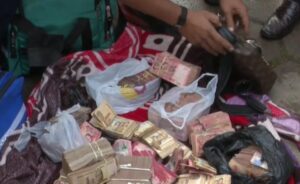 Policía halla fajos de dinero en ambulancia que salió de condominio vinculado a Mariaca