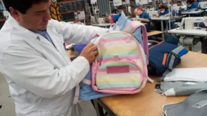 Mochilas antibalas para niños generan debate sobre seguridad escolar en Turquía