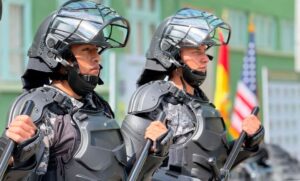 Estados Unidos entrega equipos antidisturbios a la Policía Boliviana
