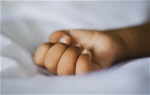 Niño de tres años permanece en terapia intensiva tras presunta golpiza en El Alto