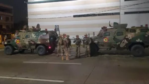 Militares y tanquetas refuerzan los patrullajes en Santa Cruz tras atraco a una joyería