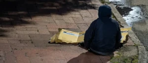 Hombre ingresa a una alcantarilla en Argentina y termina detenido